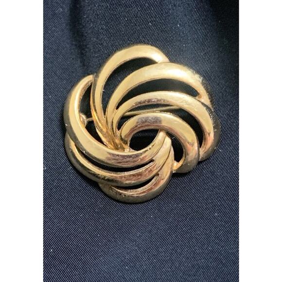 Vintage NAPIER Gold Tone Openwork Swirl Fashion Brooch Signed - Picture 1 of 5